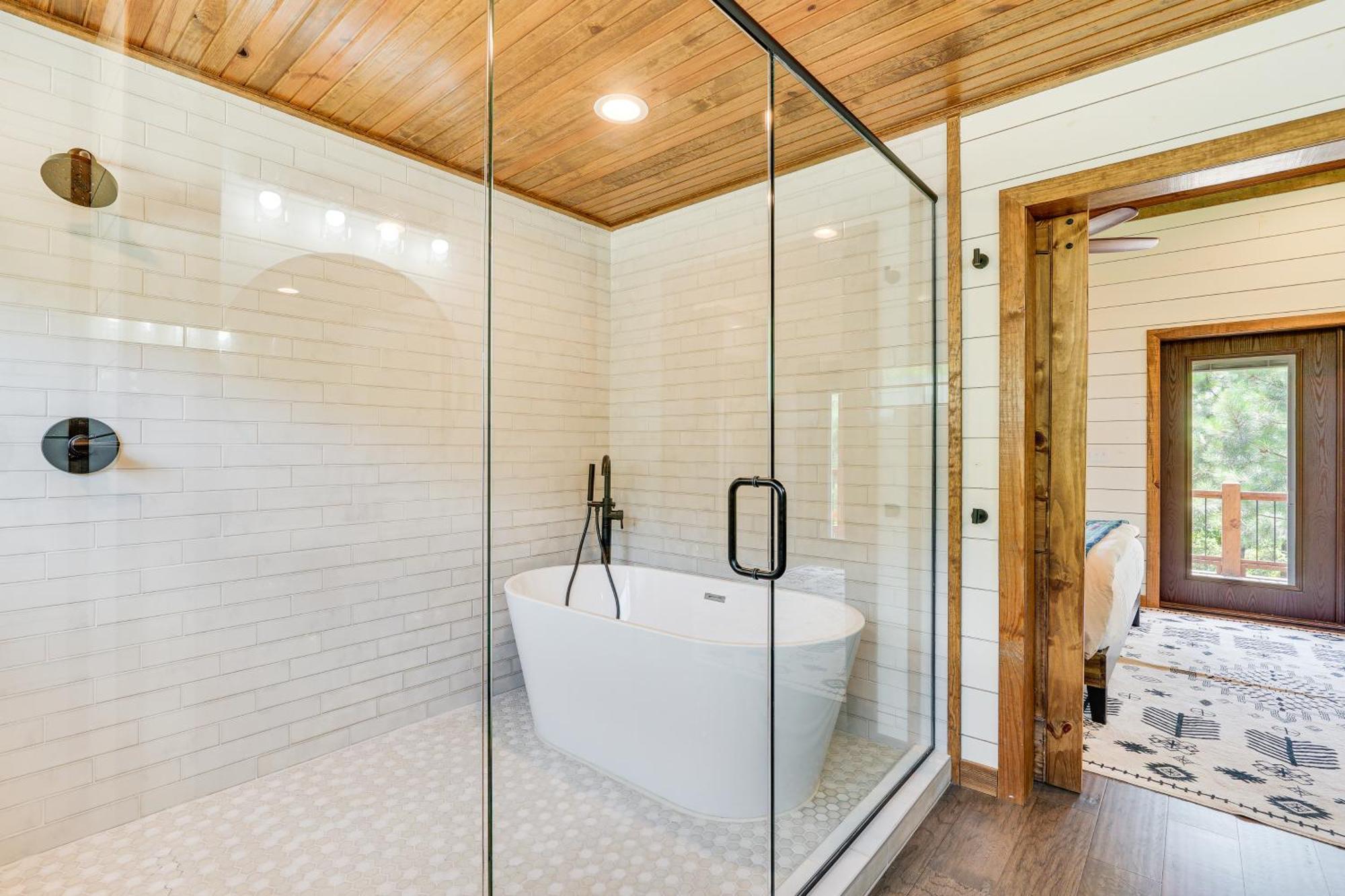 Tree-Lined Broken Bow Studio With Private Hot Tub! Exterior photo