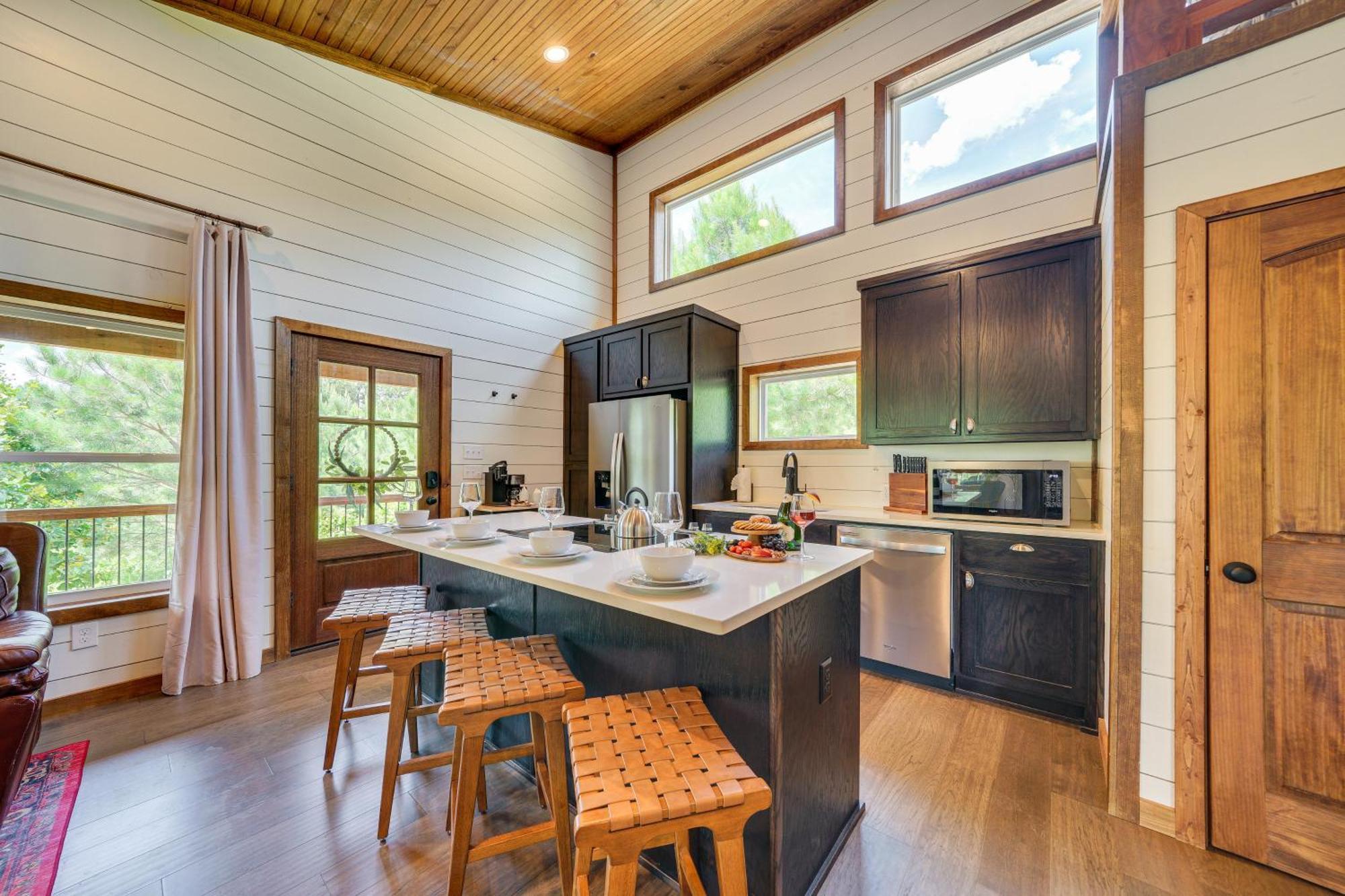 Tree-Lined Broken Bow Studio With Private Hot Tub! Exterior photo