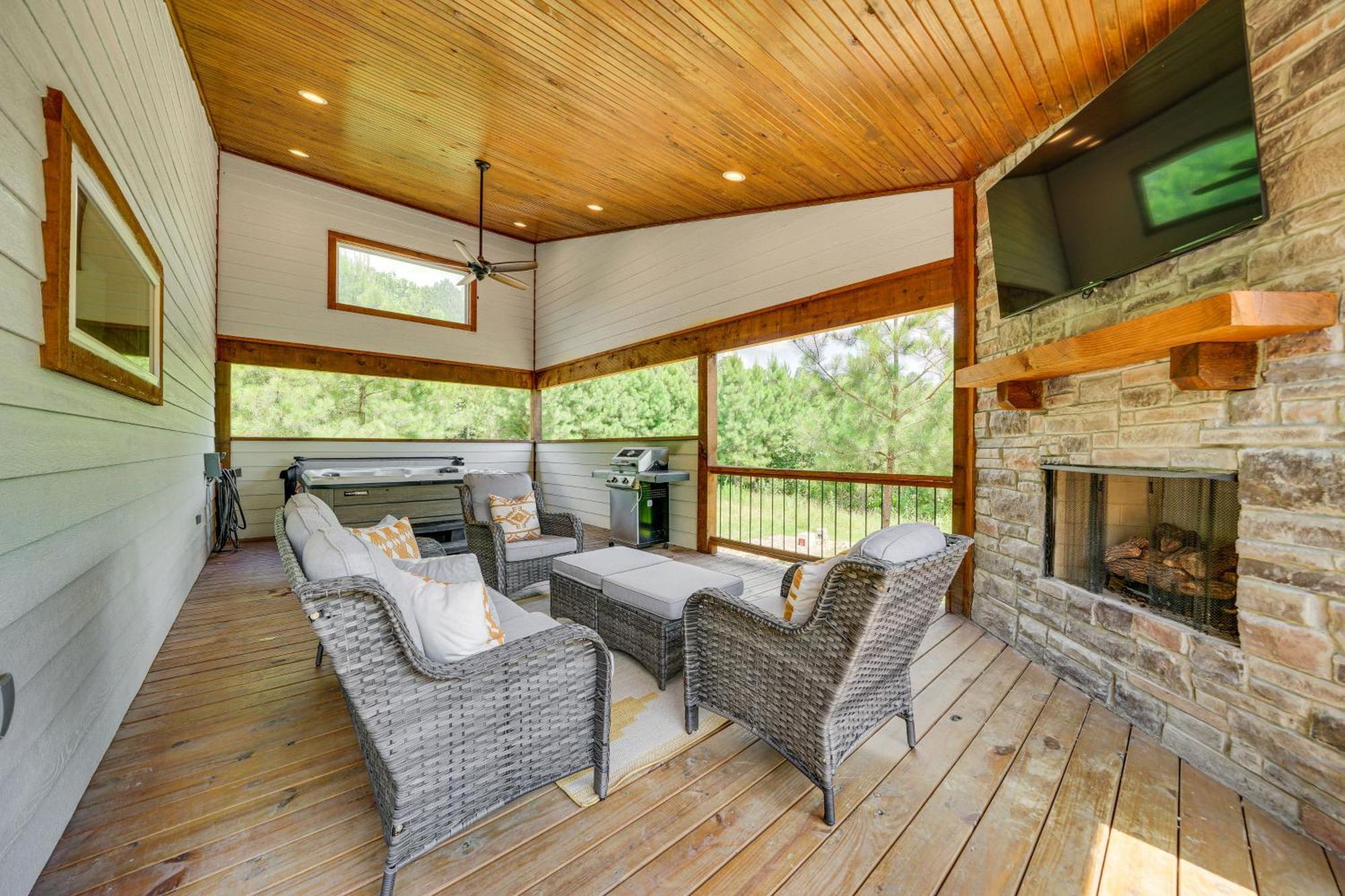 Tree-Lined Broken Bow Studio With Private Hot Tub! Exterior photo